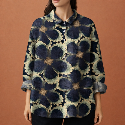 Dames blouse in marineblauw met minimalistisch design, zacht en comfortabel voor casual en stijlvolle outfits.