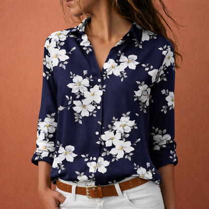 Dames blouse in marineblauw met minimalistisch design, zacht en comfortabel voor casual en stijlvolle outfits.