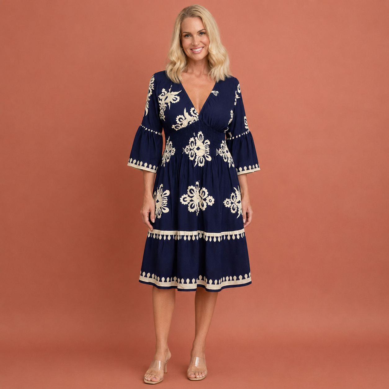 Dames bohemian maxi-jurk in marineblauw met minimalistisch design, zacht en comfortabel voor casual en stijlvolle outfits.