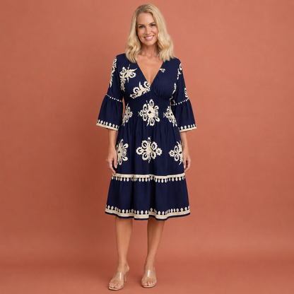 Dames bohemian maxi-jurk in marineblauw met minimalistisch design, zacht en comfortabel voor casual en stijlvolle outfits.