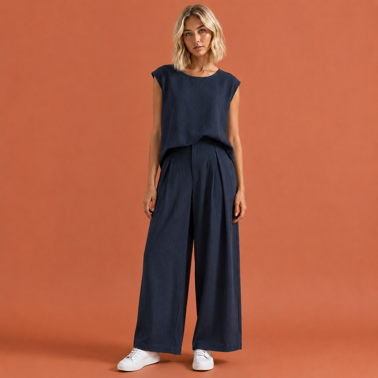 Dames linnen tweedelige set in marineblauw met minimalistisch design, zacht en comfortabel voor casual en stijlvolle outfits.
