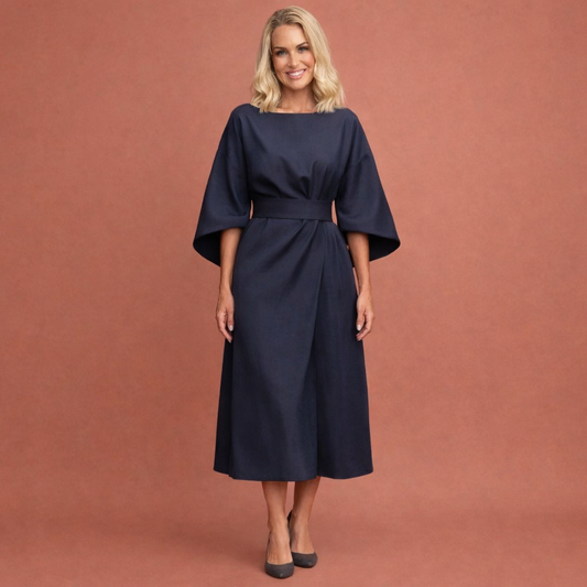 Dames maxi jurk in marineblauw met minimalistisch design, zacht en comfortabel voor casual en stijlvolle outfits.