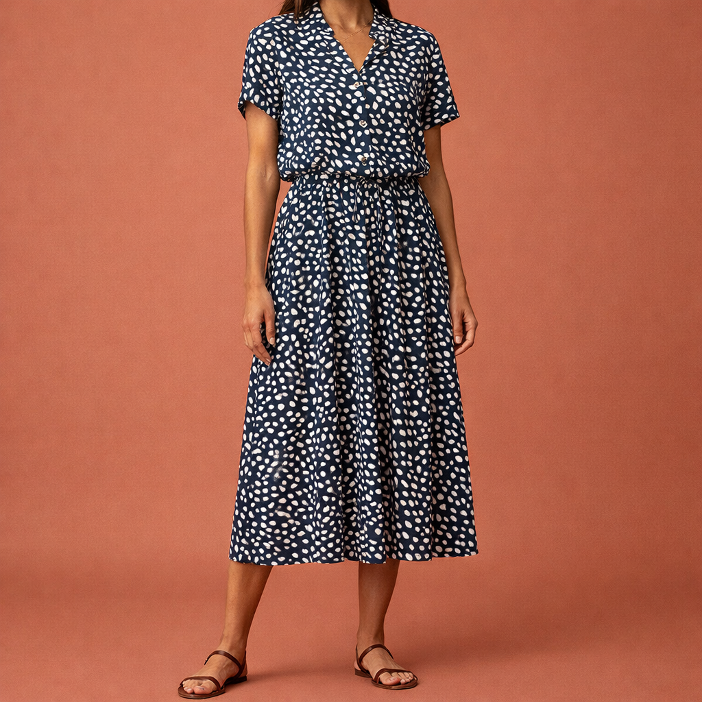 Dames midi jurk in marineblauw met minimalistisch design, zacht en comfortabel voor casual en stijlvolle outfits.