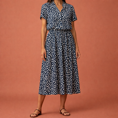 Dames midi jurk in marineblauw met minimalistisch design, zacht en comfortabel voor casual en stijlvolle outfits.