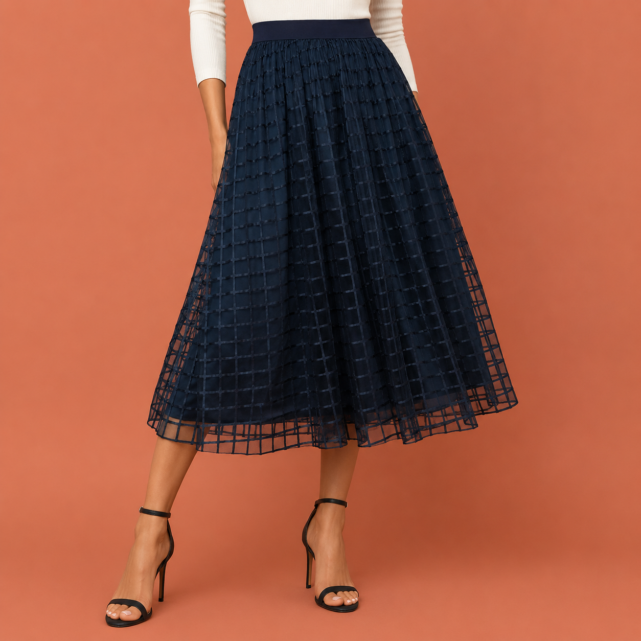 Dames plooirok in marineblauw met minimalistisch design, zacht en comfortabel voor casual en stijlvolle outfits.