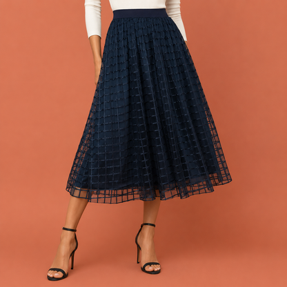 Dames plooirok in marineblauw met minimalistisch design, zacht en comfortabel voor casual en stijlvolle outfits.
