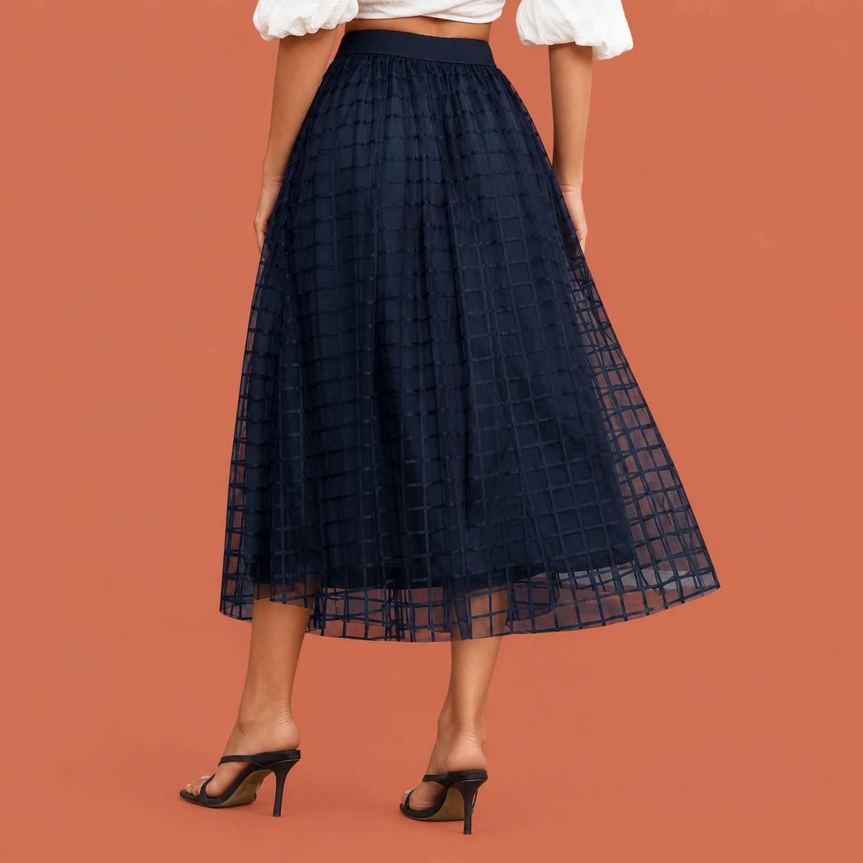 Dames plooirok in marineblauw met minimalistisch design, zacht en comfortabel voor casual en stijlvolle outfits.
