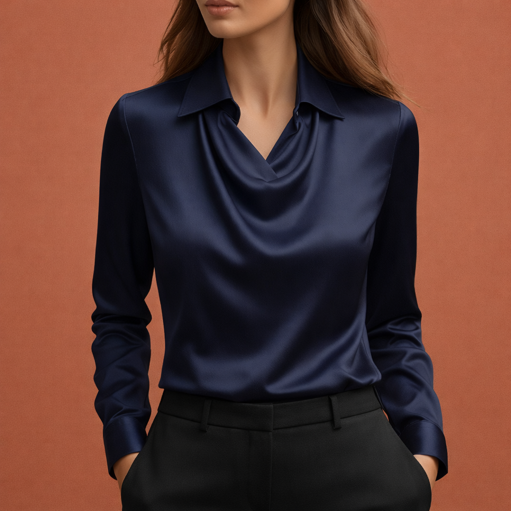 Dames satijnen blouse in marineblauw met draperende kraag, zacht en comfortabel voor stijlvolle en casual outfits.