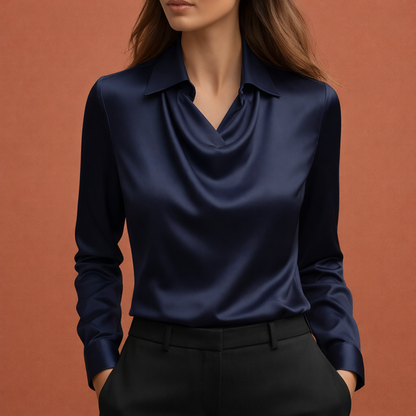 Dames satijnen blouse in marineblauw met draperende kraag, zacht en comfortabel voor stijlvolle en casual outfits.