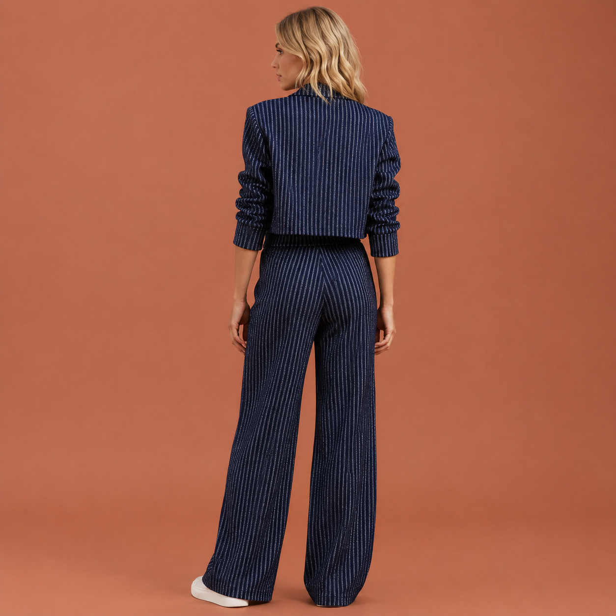 Dames set in marineblauw met minimalistisch design, zacht en comfortabel voor casual en stijlvolle outfits.
