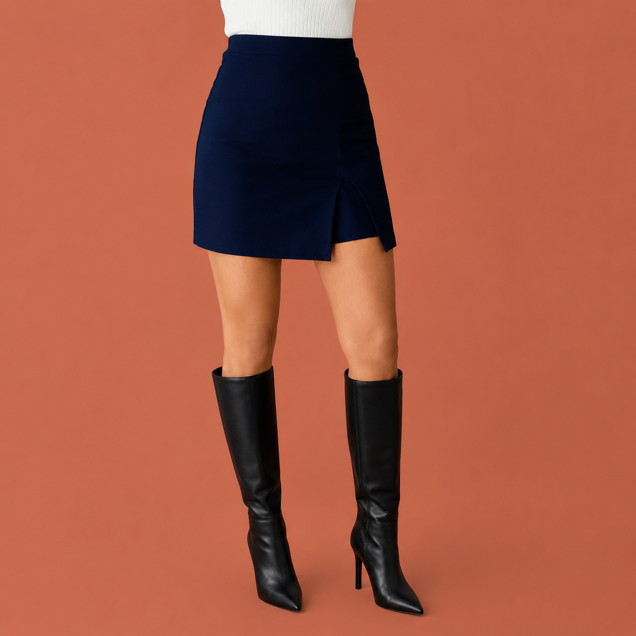 Dames shorts in marineblauw met minimalistisch design, zacht en comfortabel voor casual en stijlvolle outfits.