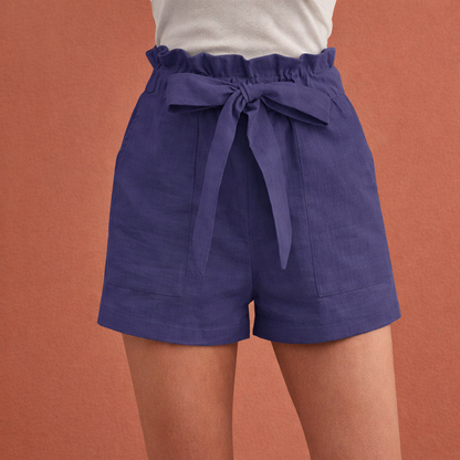 Dames shorts in marineblauw met minimalistisch design, zacht en comfortabel voor casual en stijlvolle outfits.