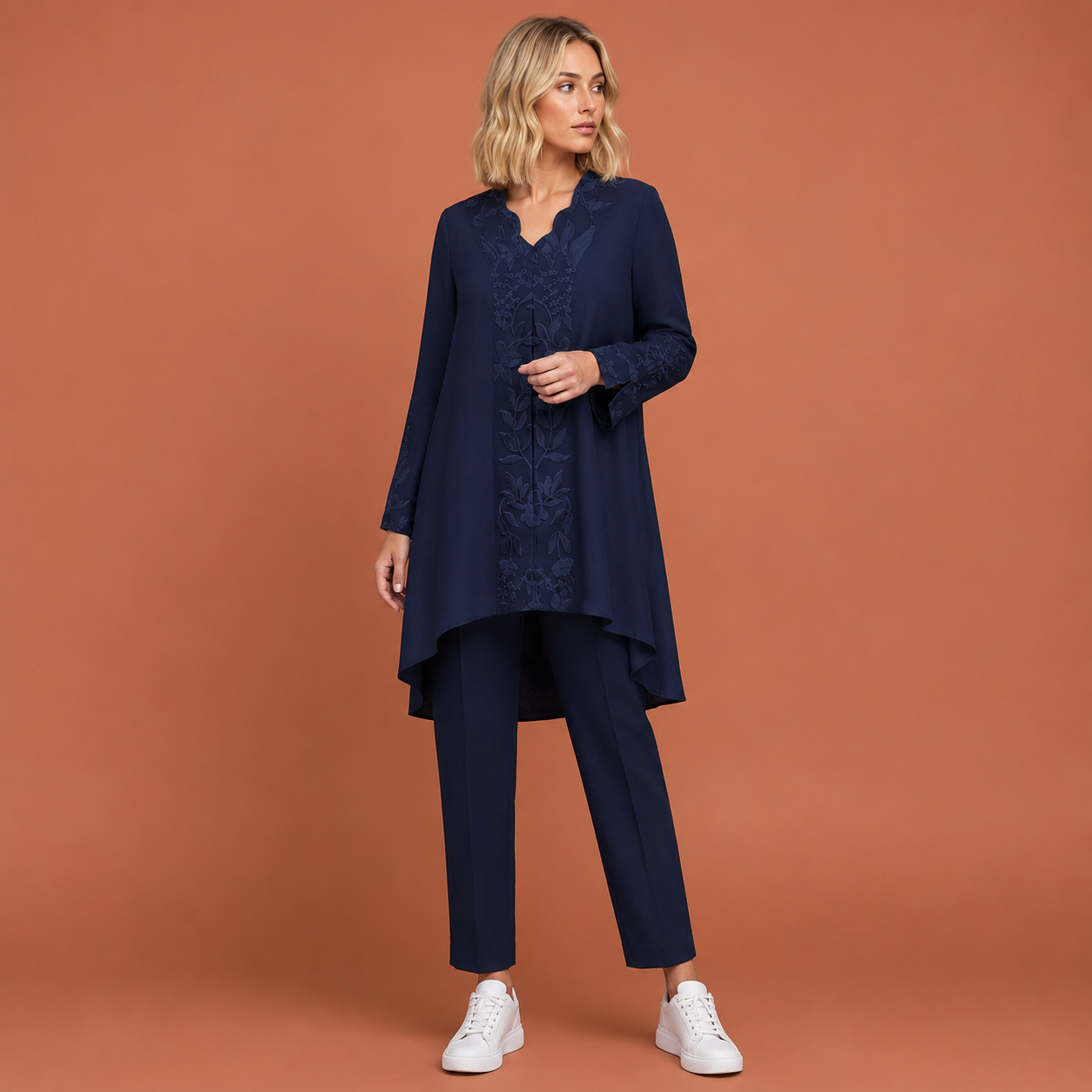 Dames tuniekset in marineblauw met minimalistisch design, zacht en comfortabel voor casual en stijlvolle outfits.