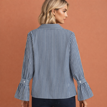 Dames blouse in marineblauw met minimalistisch design, zacht en comfortabel voor casual en stijlvolle outfits.