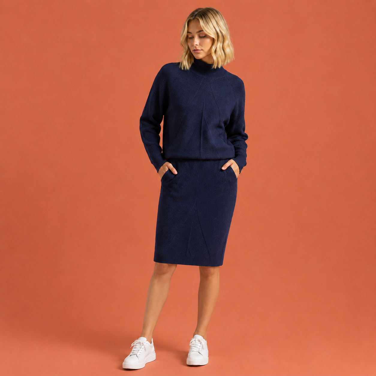 Dames gebreide set in marineblauw met minimalistisch design, zacht en comfortabel voor casual en stijlvolle outfits.