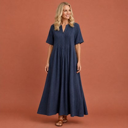 Dames jurk in marineblauw met minimalistisch design, zacht en comfortabel voor casual en stijlvolle outfits.