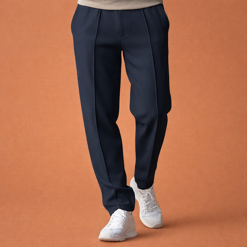 Heren broek in marineblauw met minimalistisch design, zacht en comfortabel voor casual en stijlvolle outfits.