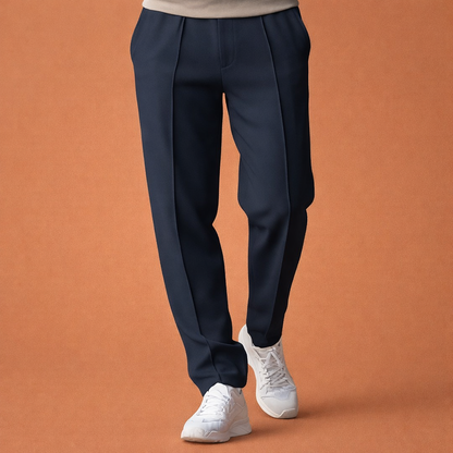 Heren broek in marineblauw met minimalistisch design, zacht en comfortabel voor casual en stijlvolle outfits.