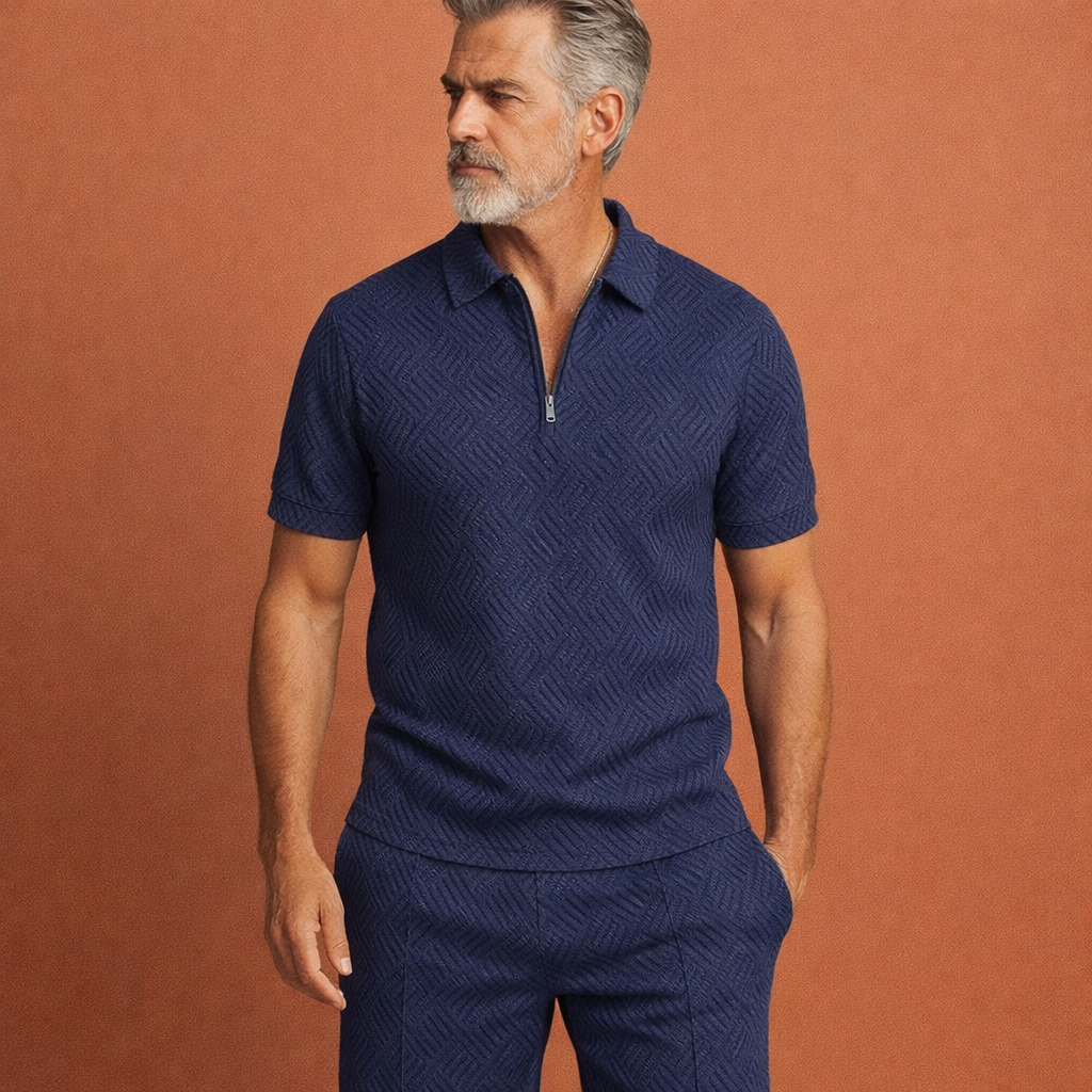 Heren polo en korte broek set in marineblauw met moderne casual uitstraling, comfortabel en stijlvol voor zomerse en ontspannen outfits.