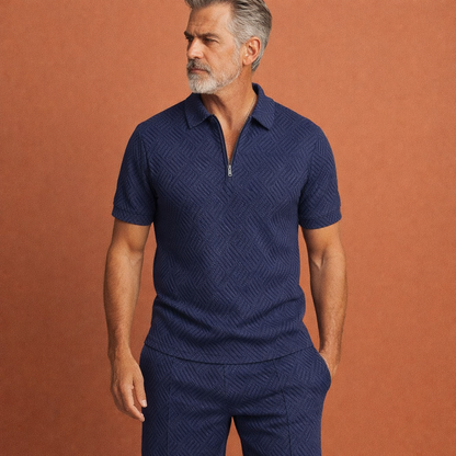 Heren polo en korte broek set in marineblauw met moderne casual uitstraling, comfortabel en stijlvol voor zomerse en ontspannen outfits.
