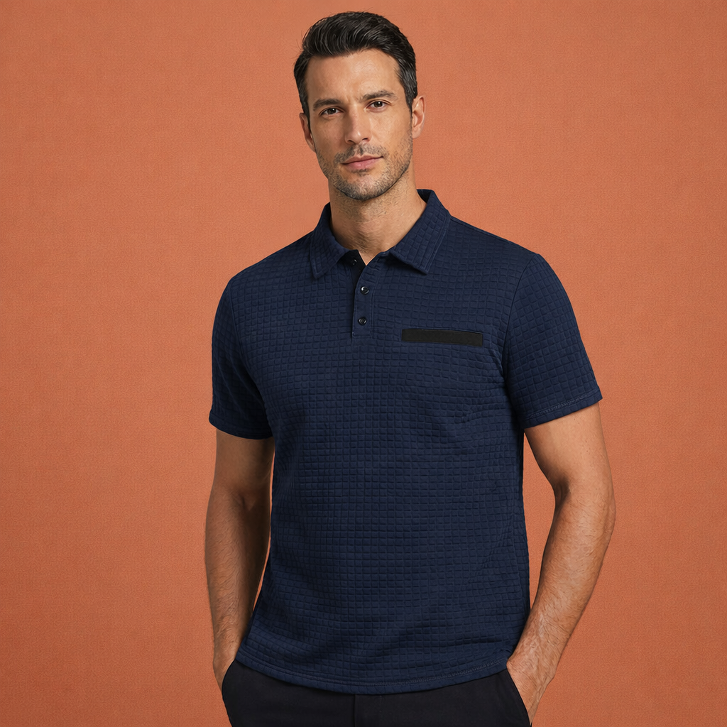 Heren polo in marineblauw met klassieke kraag, stijlvol en comfortabel voor casual en verzorgde outfits.