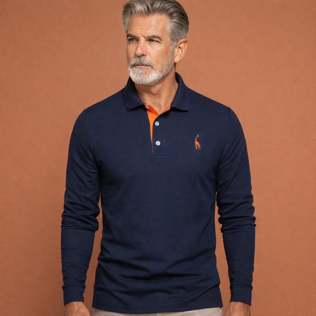 Heren polo in marineblauw met minimalistisch design, zacht en comfortabel voor casual en stijlvolle outfits.