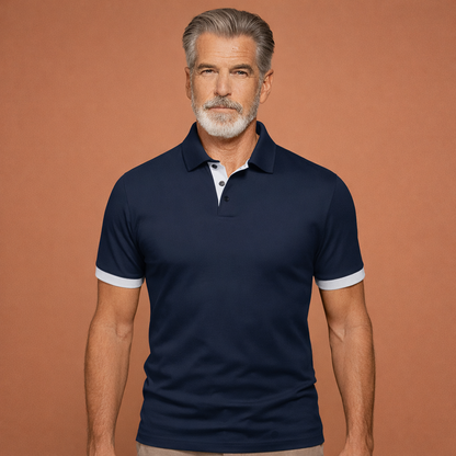 Heren polo in marineblauw met minimalistisch design, comfortabel en stijlvol voor casual en nette outfits.