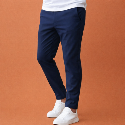Heren broek in marineblauw met minimalistisch design, zacht en comfortabel voor casual en stijlvolle outfits.