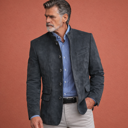 Marineblauwe klassieke herenjas met opstaande kraag, geschikt voor dagelijks gebruik en nette outfits.