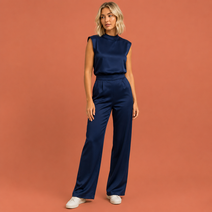 Dames jumpsuit in marineblauw met minimalistisch design, zacht en comfortabel voor casual en stijlvolle outfits.
