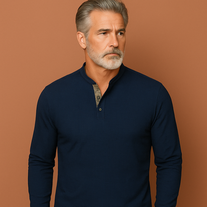 Marineblauwe heren longsleeve polo met moderne pasvorm en klassieke kraag, ideaal voor zowel casual als zakelijke outfits.