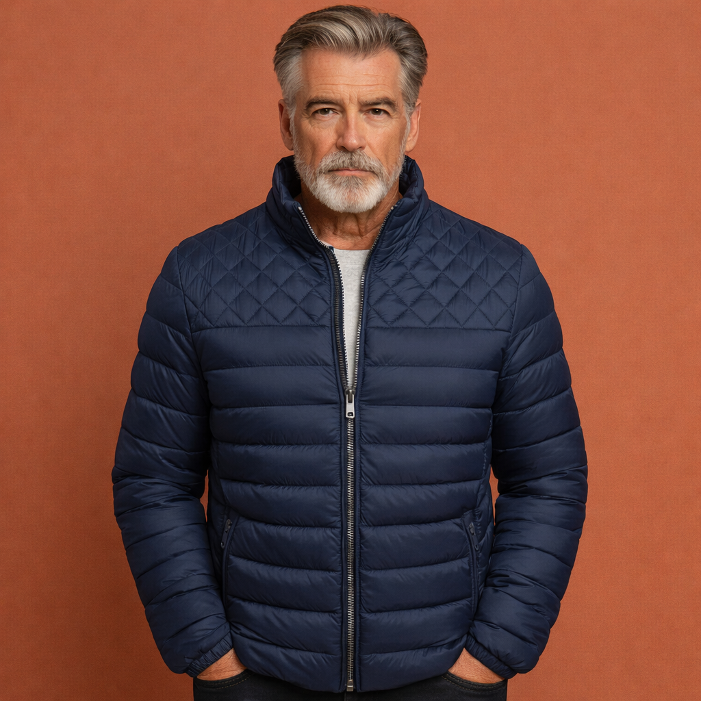 Marineblauwe winter bomberjas voor heren met comfortabele pasvorm, ideaal voor dagelijks gebruik tijdens koude dagen.