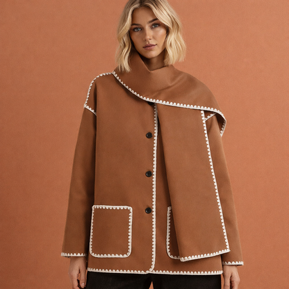 Marron elegante damesjas met ruime pasvorm en bijpassende sjaal, ideaal voor stijlvolle outfits tijdens koude dagen.