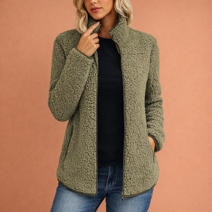 Olijfgroen dames fleece vest met hoge kraag en ritssluiting, ideaal voor dagelijks gebruik en koelere dagen.