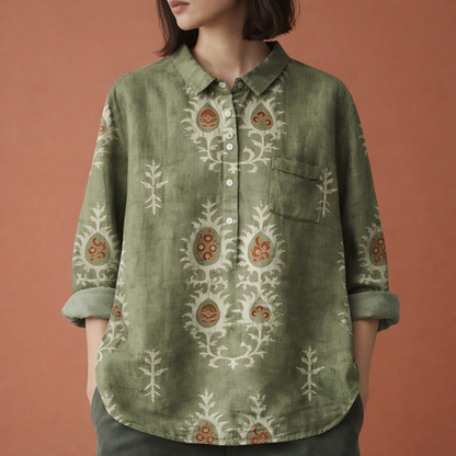 Dames blouse in olijfgroen met minimalistisch design, zacht en comfortabel voor casual en stijlvolle outfits.