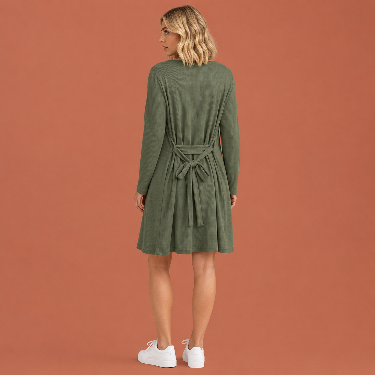 Dames loungewear set in olijfgroen met minimalistisch design, zacht en comfortabel voor casual en stijlvolle outfits.