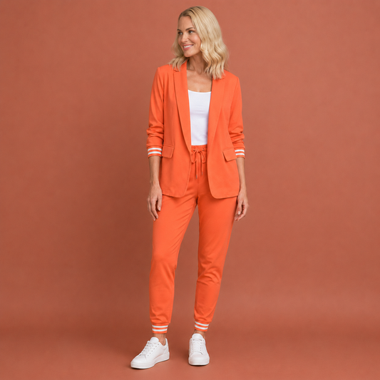 Dames blazer en broek set in oranje met minimalistisch design, zacht en comfortabel voor casual en stijlvolle outfits.