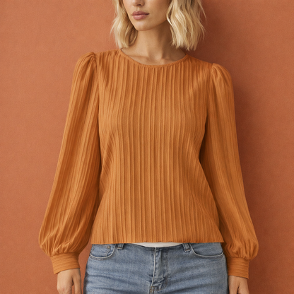 Dames blouse in oranje met minimalistisch design, zacht en comfortabel voor casual en stijlvolle outfits.
