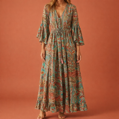 Dames maxi jurk in oranje met minimalistisch design, zacht en comfortabel voor casual en stijlvolle outfits.