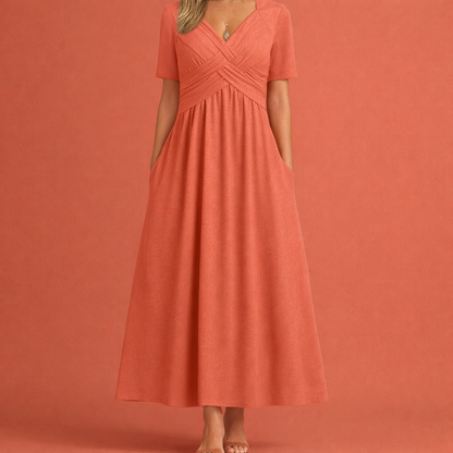 Dames maxi zomerjurk in oranje met minimalistisch design, zacht en comfortabel voor casual en stijlvolle outfits.