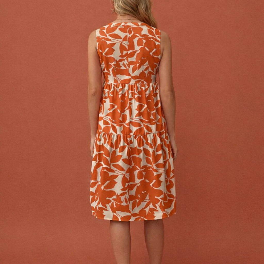 Dames midi zomerjurk in oranje met minimalistisch design, zacht en comfortabel voor casual en stijlvolle outfits.