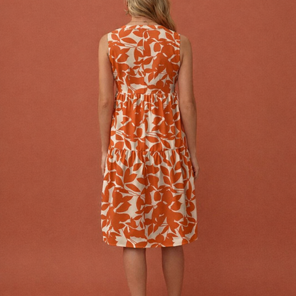 Dames midi zomerjurk in oranje met minimalistisch design, zacht en comfortabel voor casual en stijlvolle outfits.