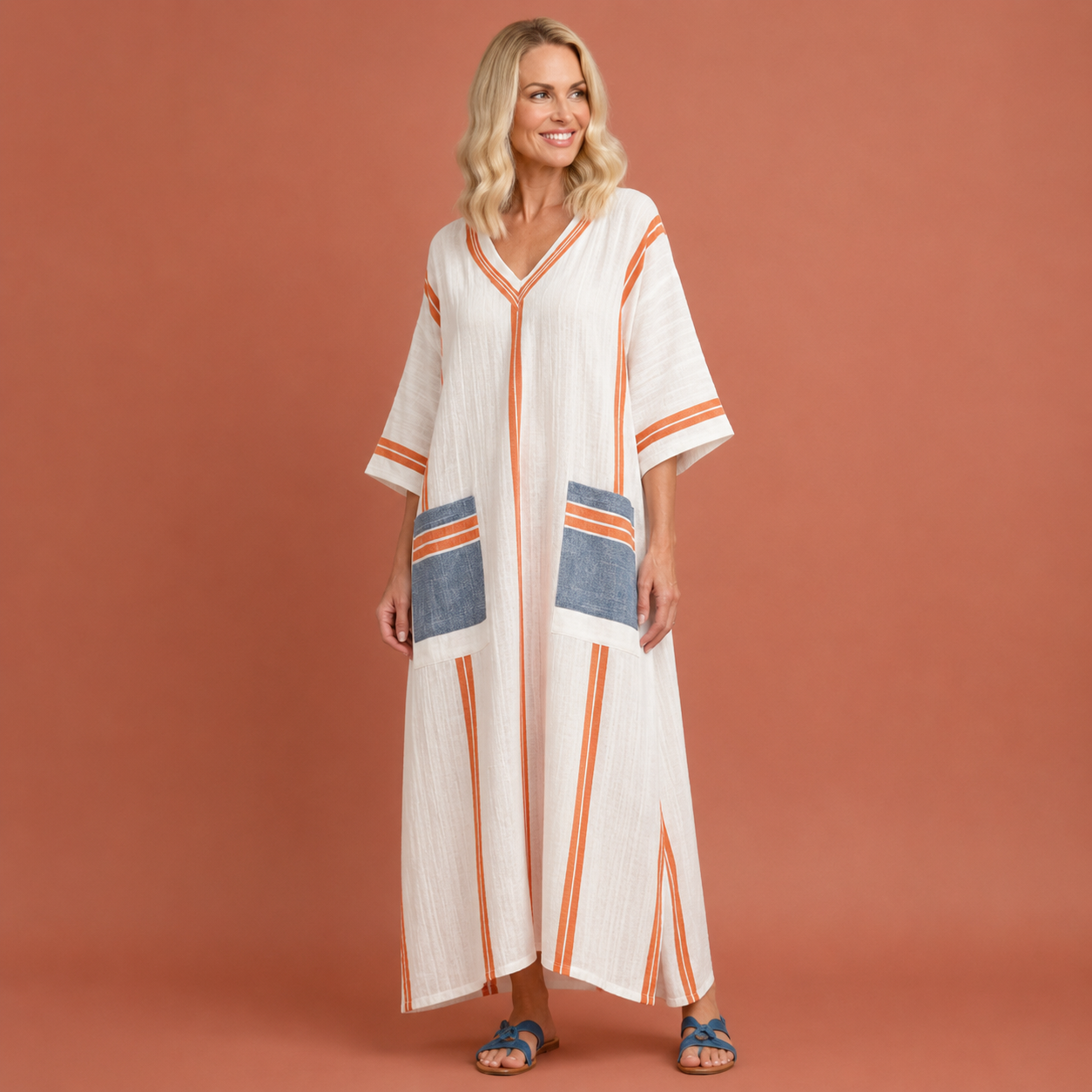 Dames strand maxi jurk in oranje met minimalistisch design, zacht en comfortabel voor casual en stijlvolle outfits.