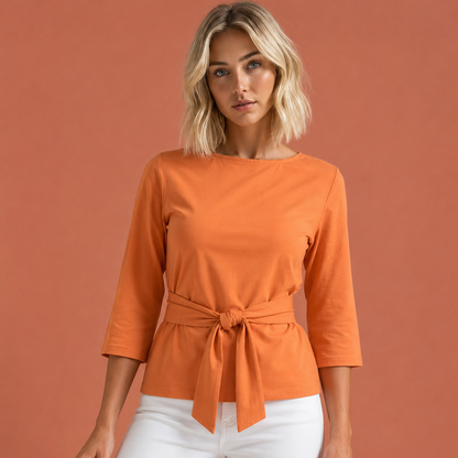 Dames top in oranje met minimalistisch design, zacht en comfortabel voor casual en stijlvolle outfits.