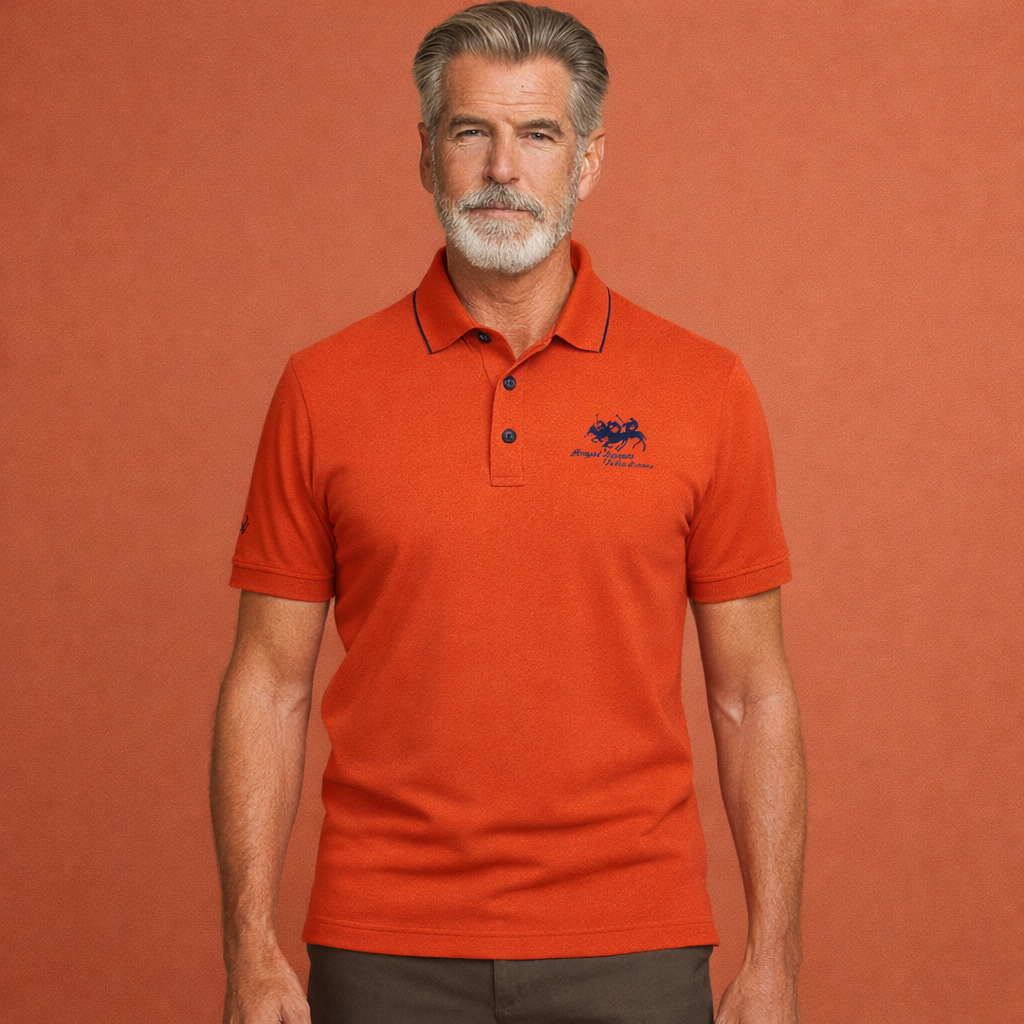 Heren polo in oranje met minimalistisch design, zacht en comfortabel voor casual en stijlvolle outfits.