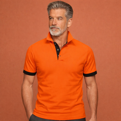 Heren polo in oranje met minimalistisch design, zacht en comfortabel voor casual en stijlvolle outfits.