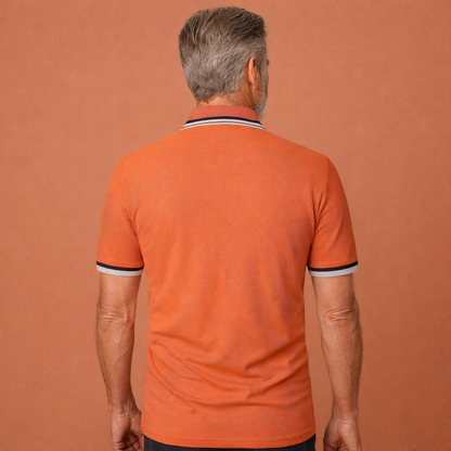 Herenpolo in oranje met stijlvolle uitstraling, comfortabel en veelzijdig voor casual en verzorgde outfits.