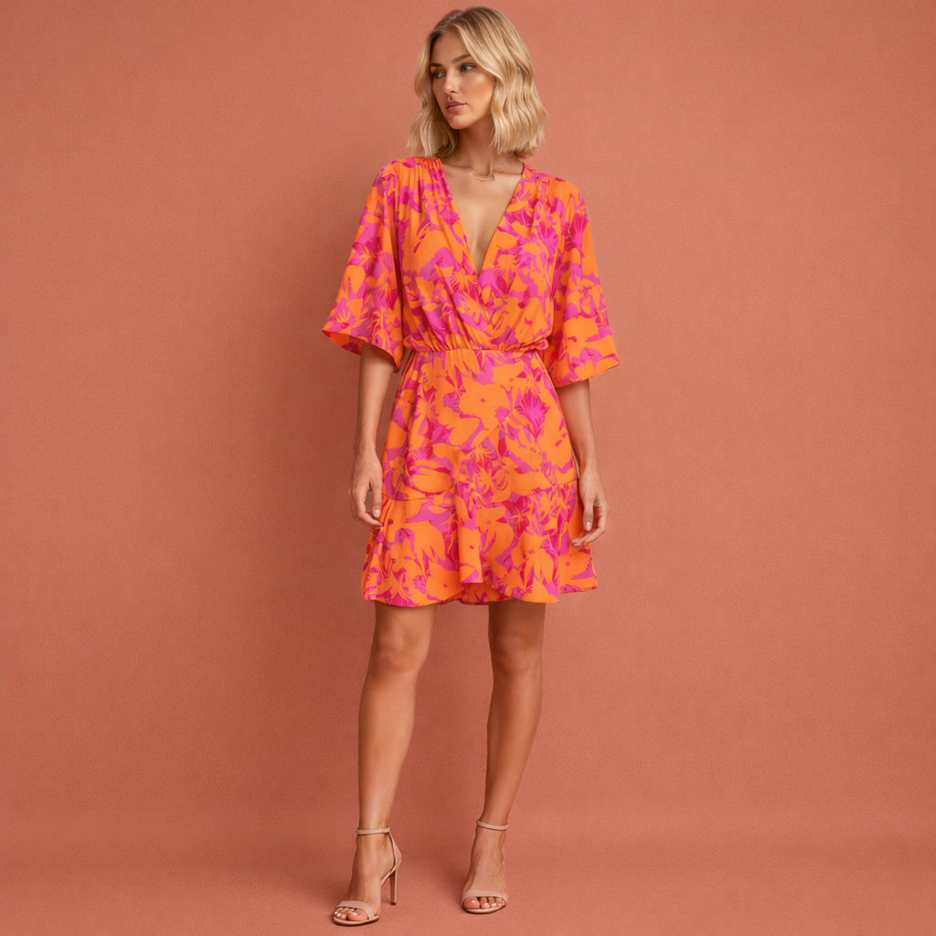 Oranje korte damesjurk met V-hals en vleermuismouwen, ideaal voor zomerse dagen en casual gelegenheden.