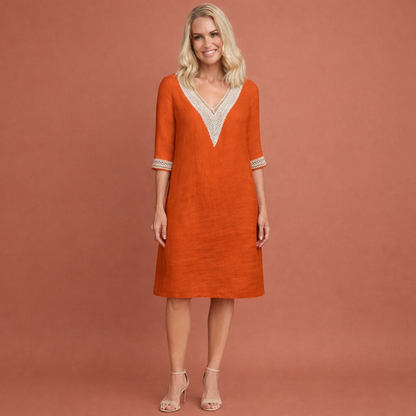 Dames jurk in oranje met minimalistisch design, zacht en comfortabel voor casual en stijlvolle outfits.