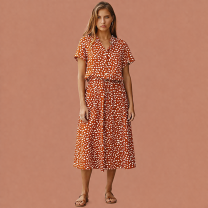 Dames midi jurk in oranje rood met minimalistisch design, zacht en comfortabel voor casual en stijlvolle outfits.